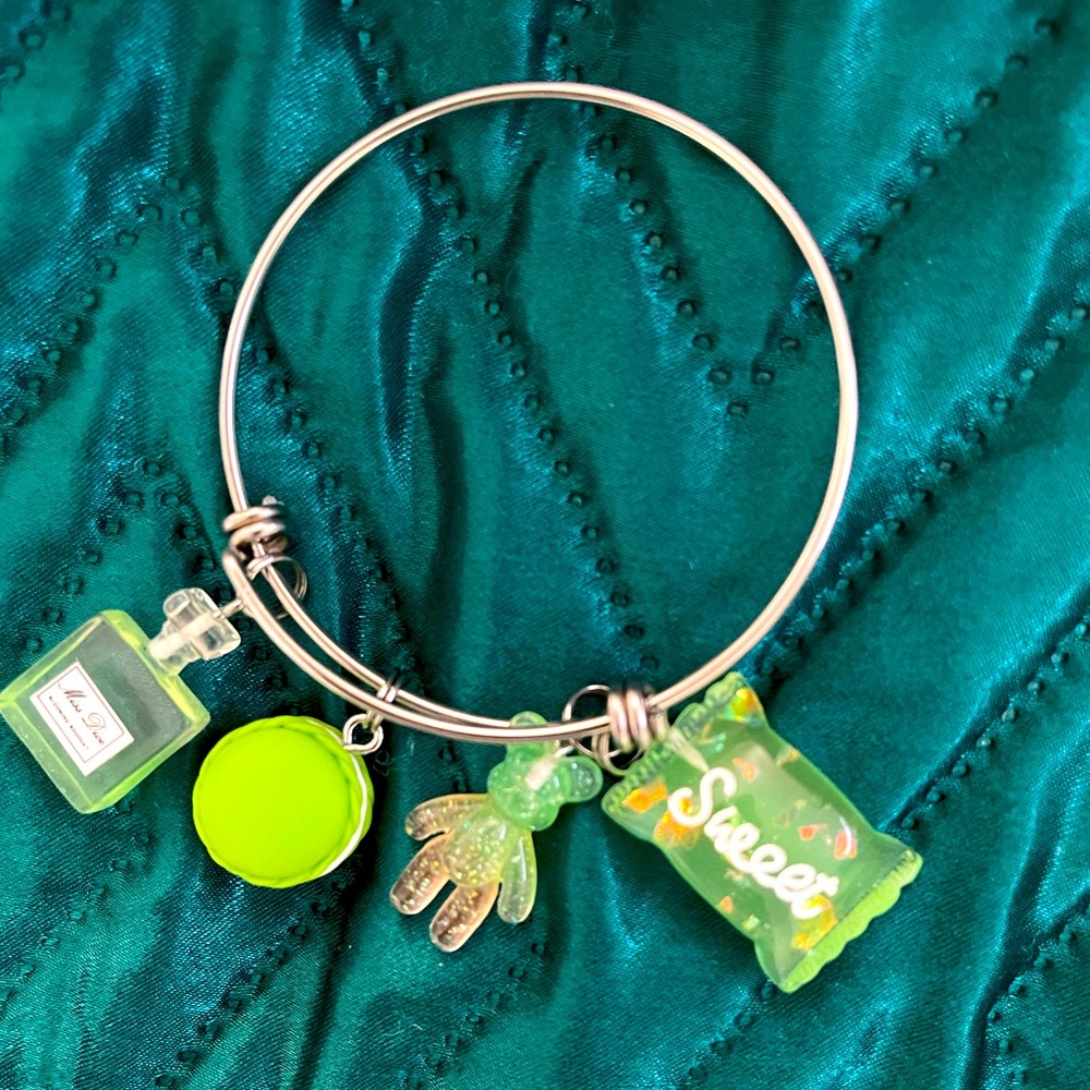 💚Green charms wire bracelets 💚